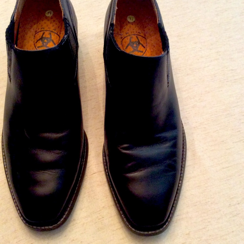 Ariat shoes in black. Very comfortable. Only worn a few times.